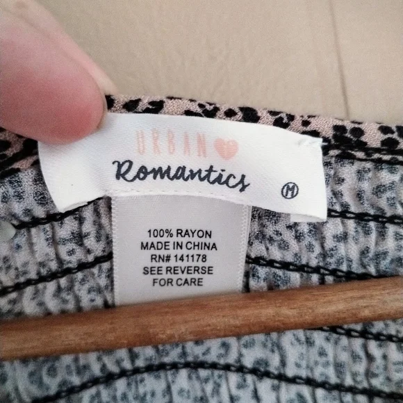 Urban Romantics smocked babydoll style long sleeve, size M, leopard print, rayon - Picture 4 of 5